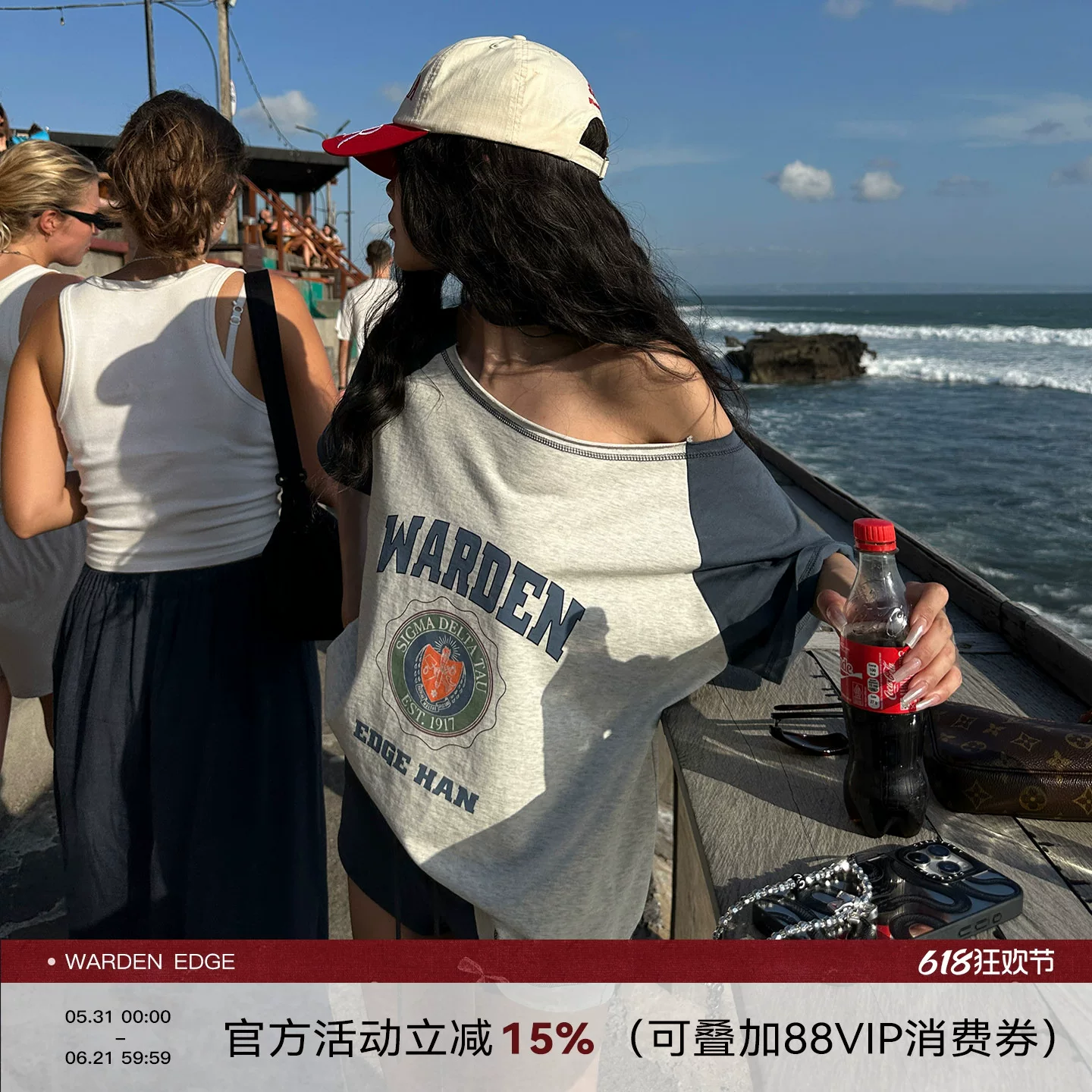 韩好甜WARDEN EDGE斜肩短袖T恤女美式字母印花宽松慵懒风露肩上衣